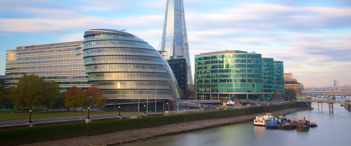 The Shard welches beinhaltet Hochhaus, Stadt und Fluss oder Bach