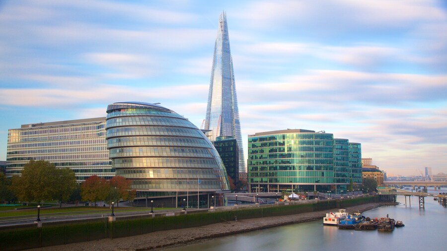 The Shard showing a skyscraper, modern architecture and a city
