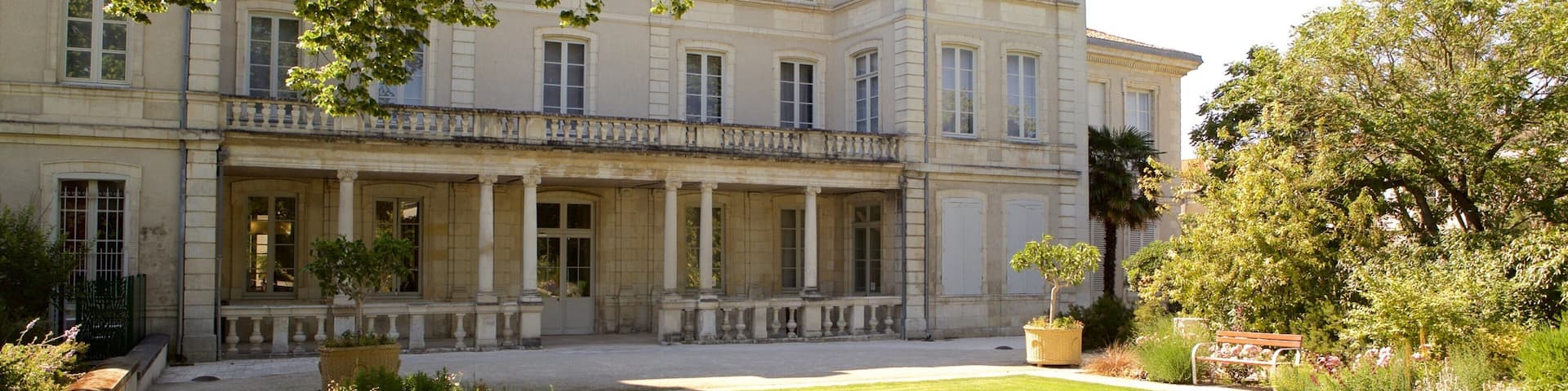 Natural History Museum showing a house and a park
