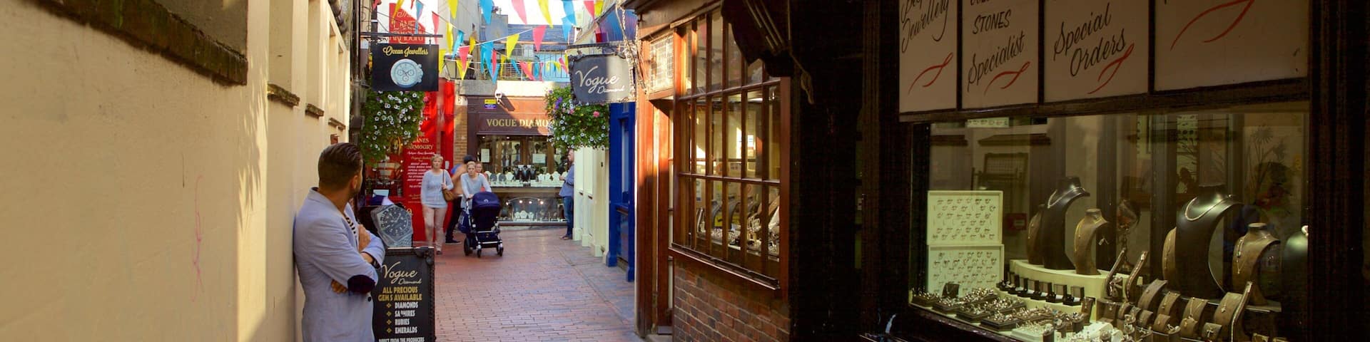 Brighton Lanes showing street scenes as well as an individual male