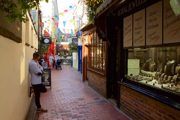 Ruelles de Brighton mettant en vedette scĂšnes de rue aussi bien que homme