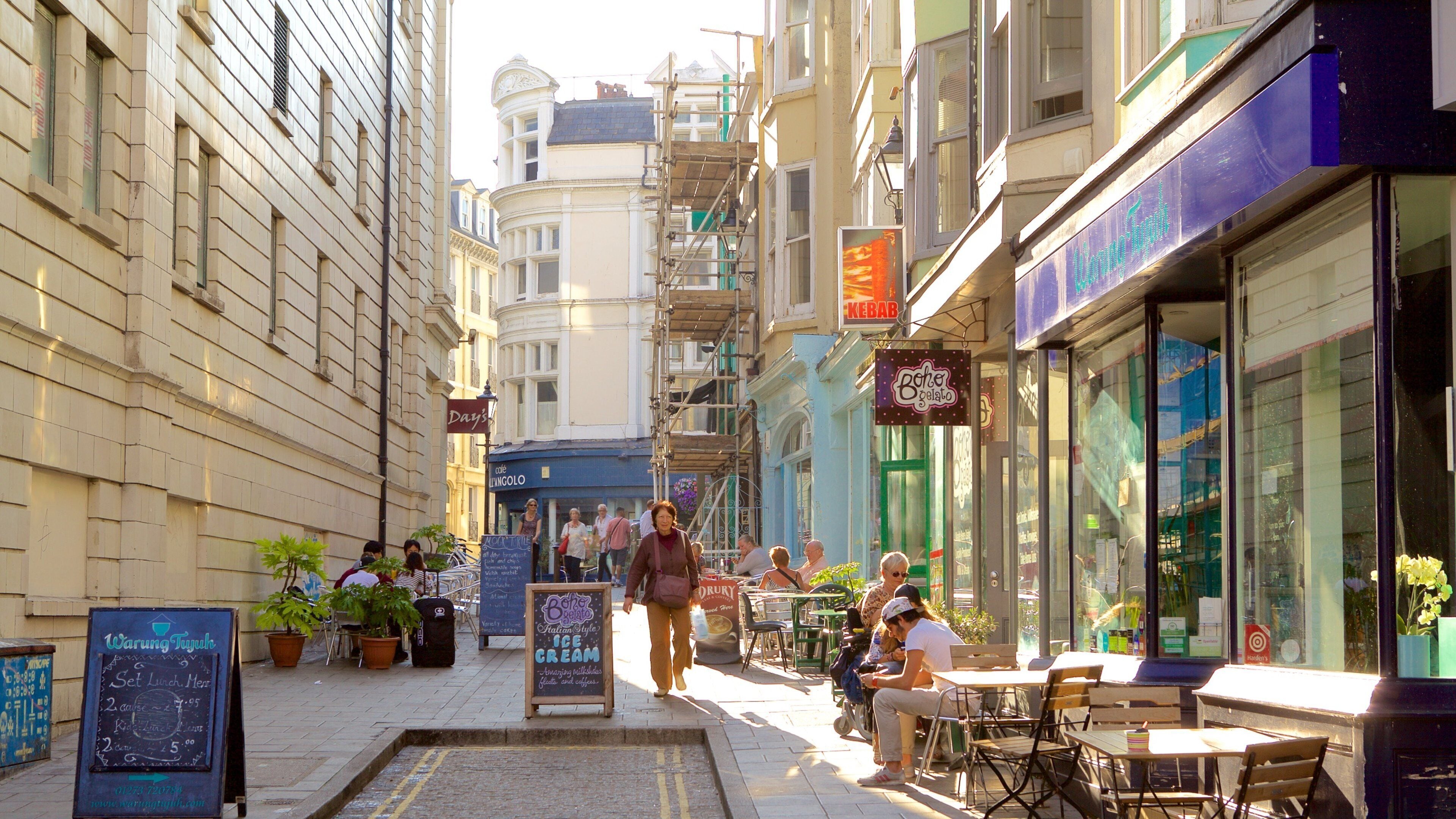 Brighton Lanes showing street scenes and café scenes
