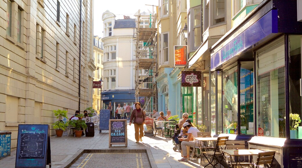 Brighton Lanes showing street scenes and café scenes
