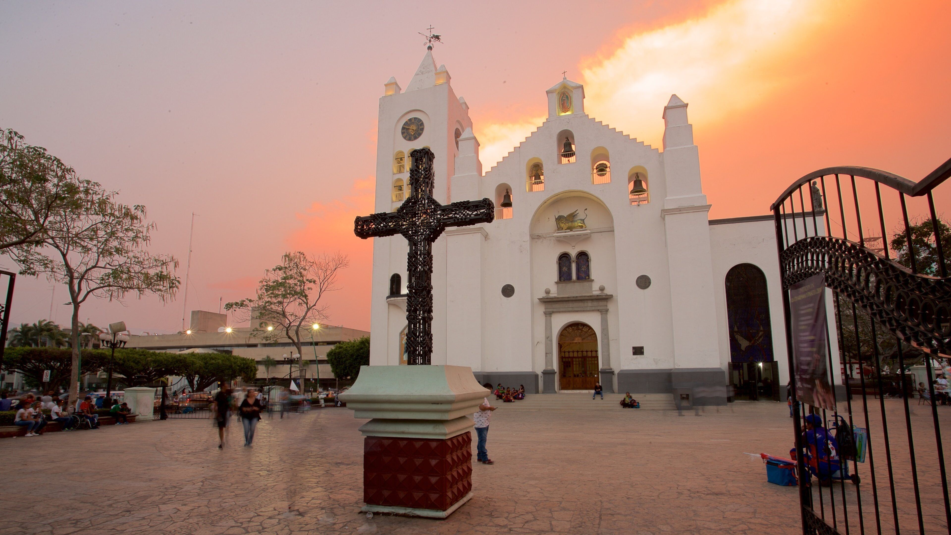 Catedral de San Marcos que incluye una iglesia o catedral, un parque o plaza y una puesta de sol