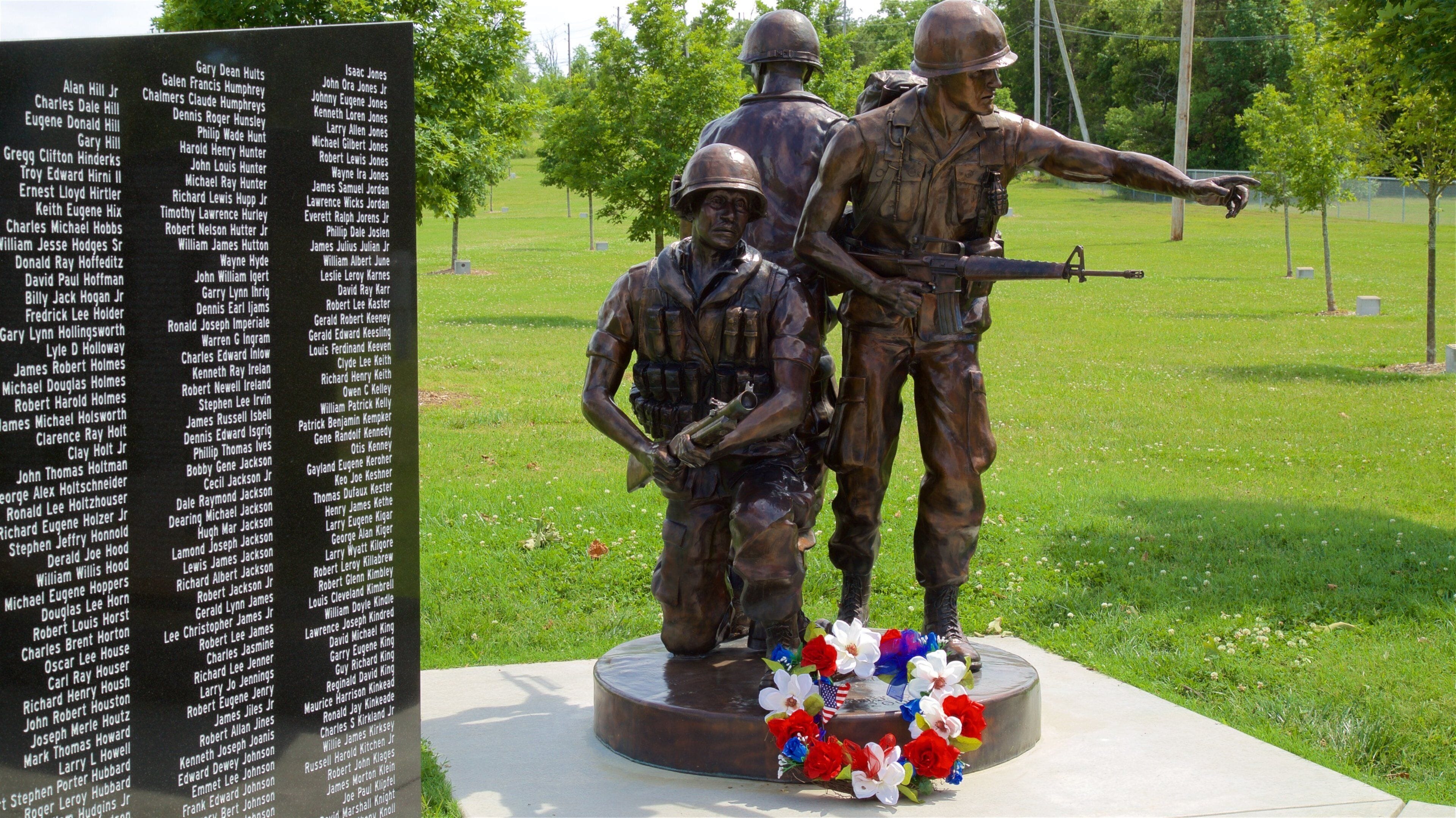 College of the Ozarks bevat een park, een standbeeld of beeldhouwwerk en bloemen