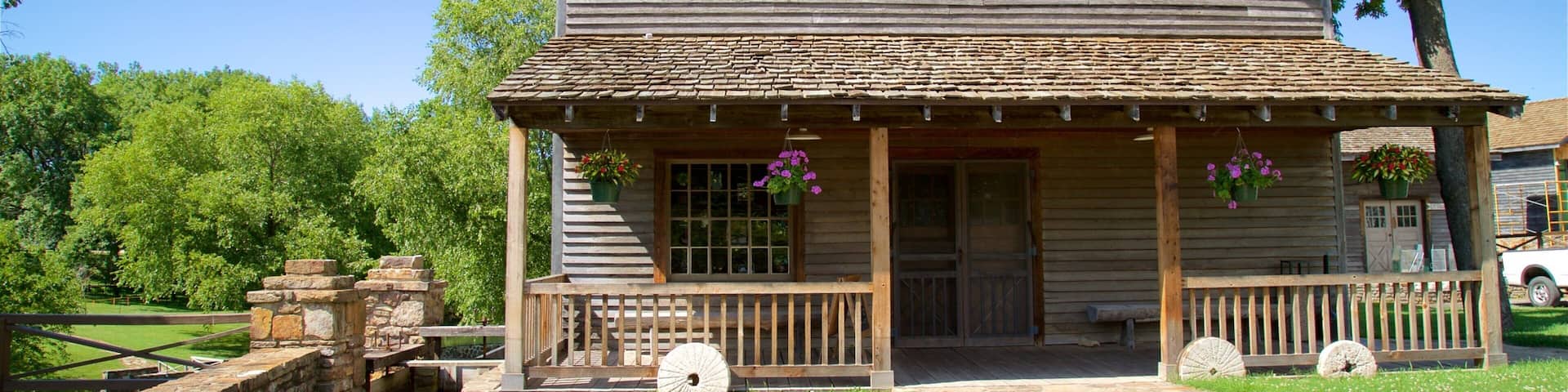 College of the Ozarks joka esittää kukat ja perintökohteet