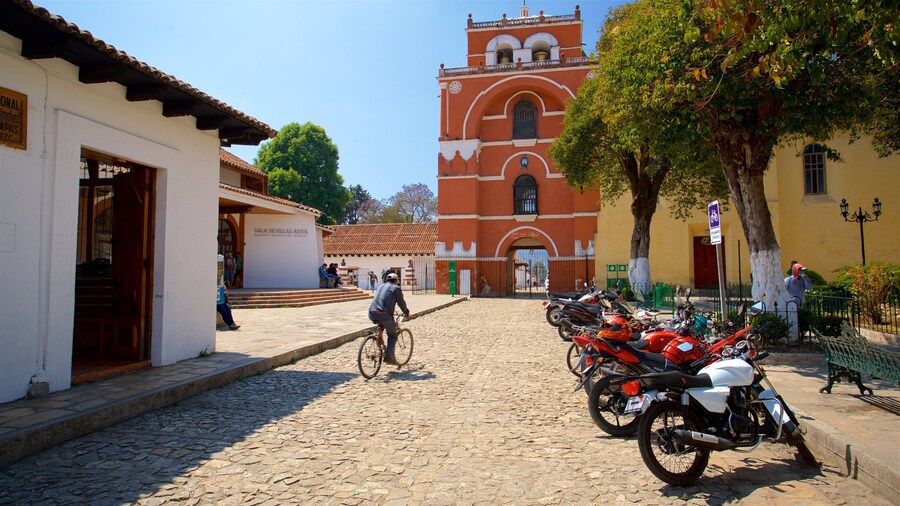 Arcos de Carmen que incluye elementos del patrimonio y ciclismo y también un hombre