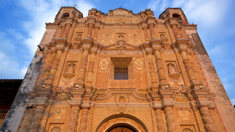 Templo de Santo Domingo which includes heritage architecture and a church or cathedral