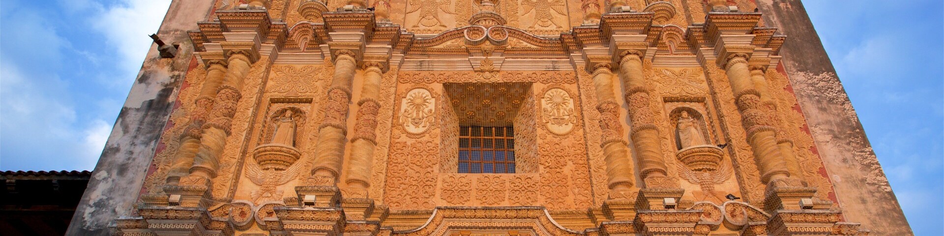 Templo de Santo Domingo which includes heritage architecture and a church or cathedral