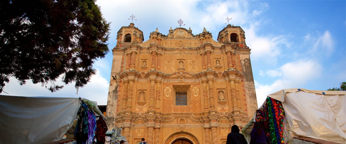 Templo de Santo Domingo mettant en vedette patrimoine architectural et église ou cathédrale aussi bien que petit groupe de personnes