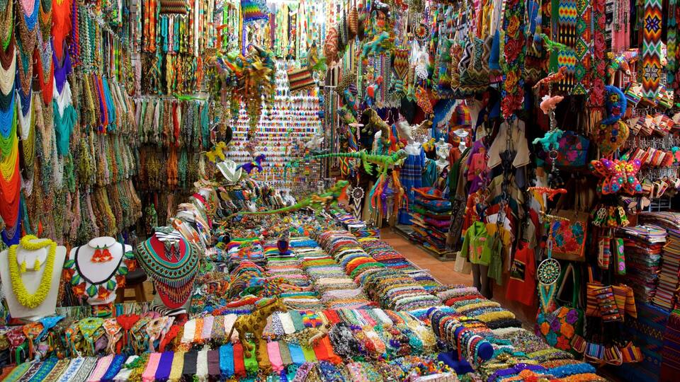 Ein lebhafter Markt voller farbenfroher Textilien, Schmuck und Accessoires.
