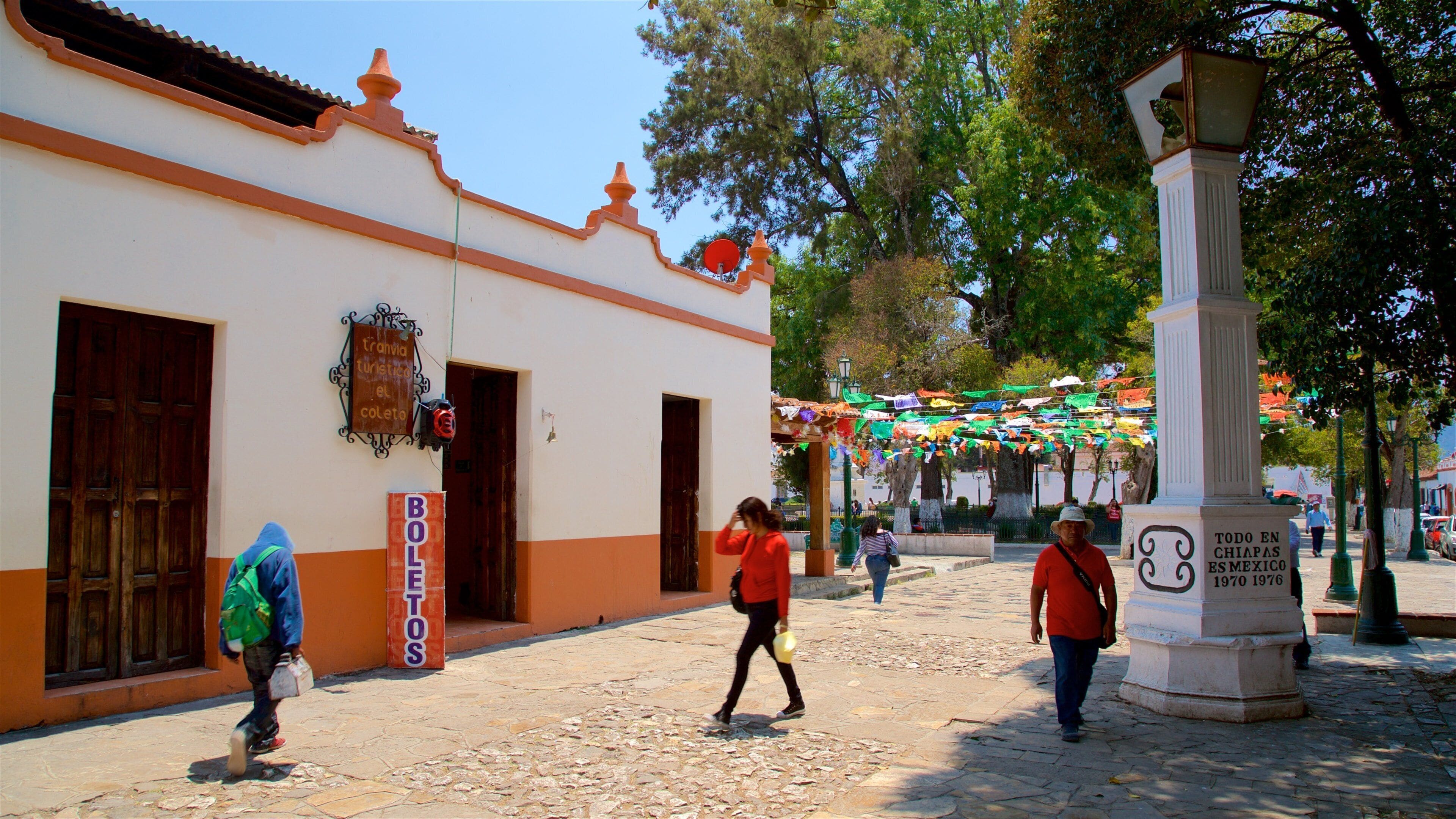 Mercado de Artesanías y también un pequeño grupo de personas
