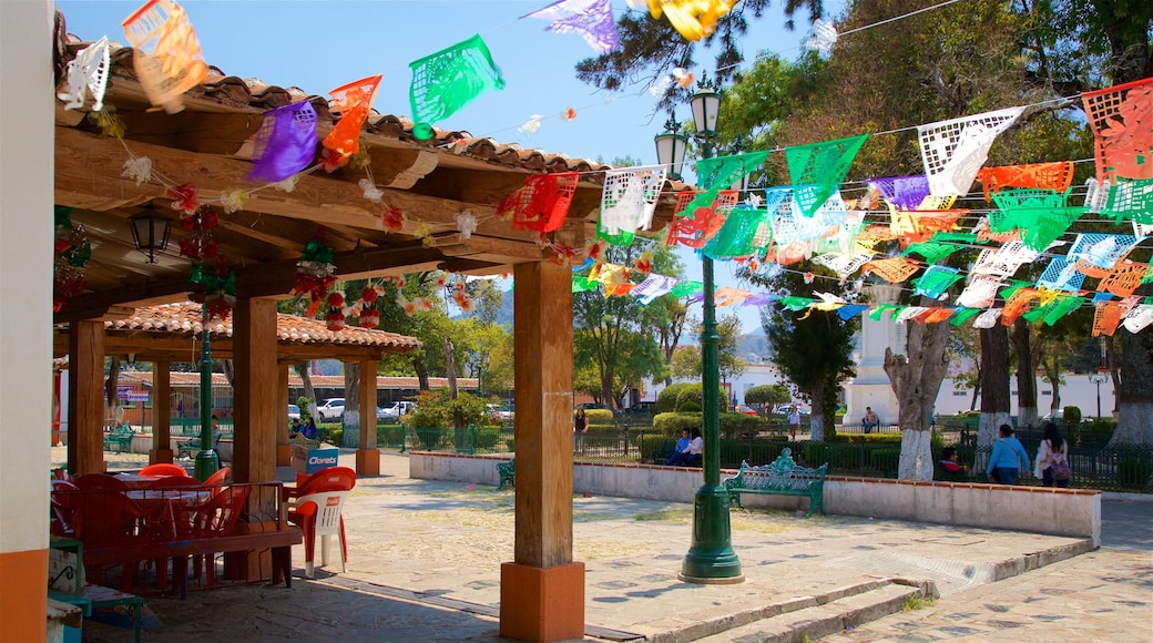 Mercado de Artesanías que incluye un parque