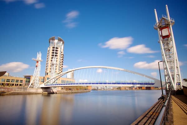 Salford Quays welches beinhaltet Fluss oder Bach, BrĂŒcke und Stadt