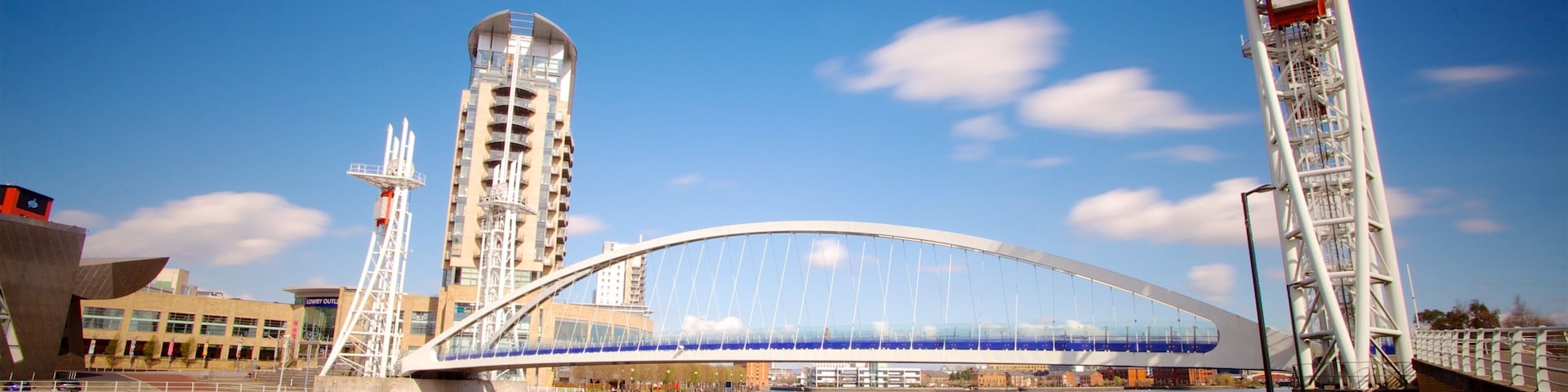 史福碼頭 呈现出 橋樑, 河流或小溪 和 城市