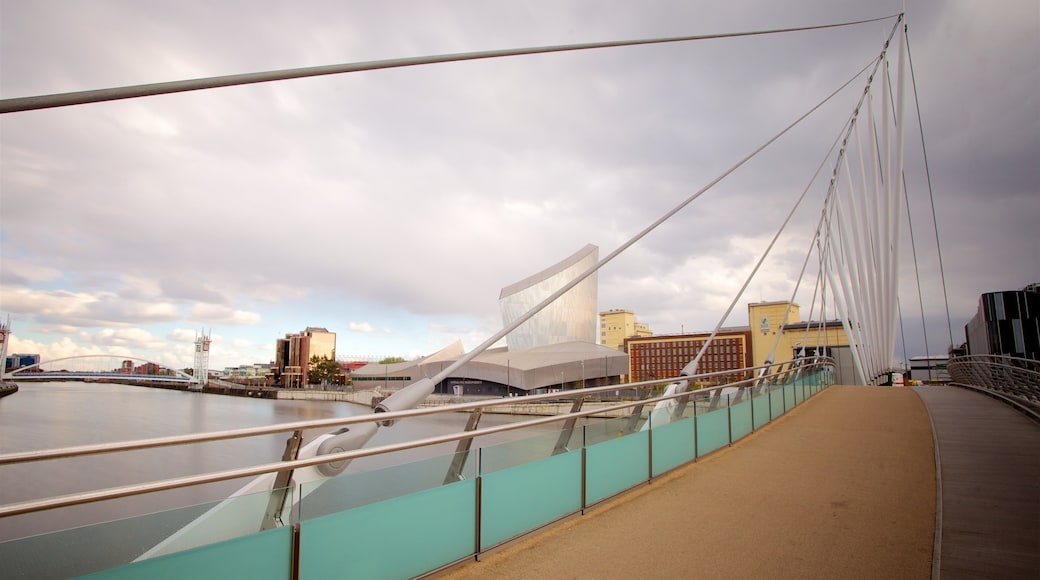 Muelles de Salford ofreciendo un puente, un río o arroyo y una ciudad