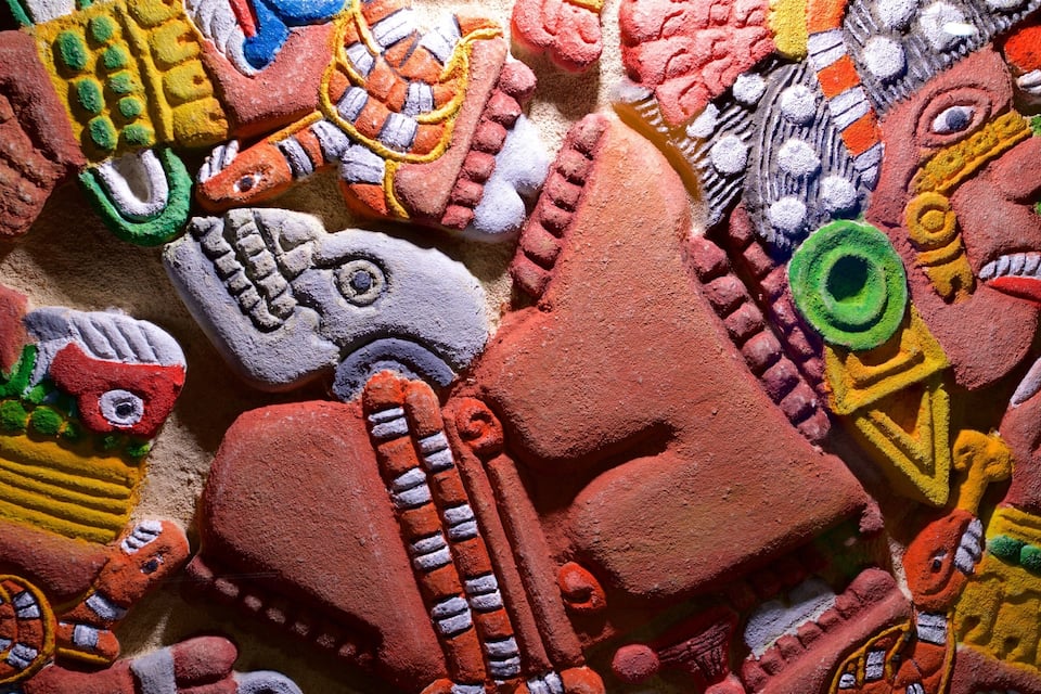 Um conjunto de esculturas coloridas e texturizadas.