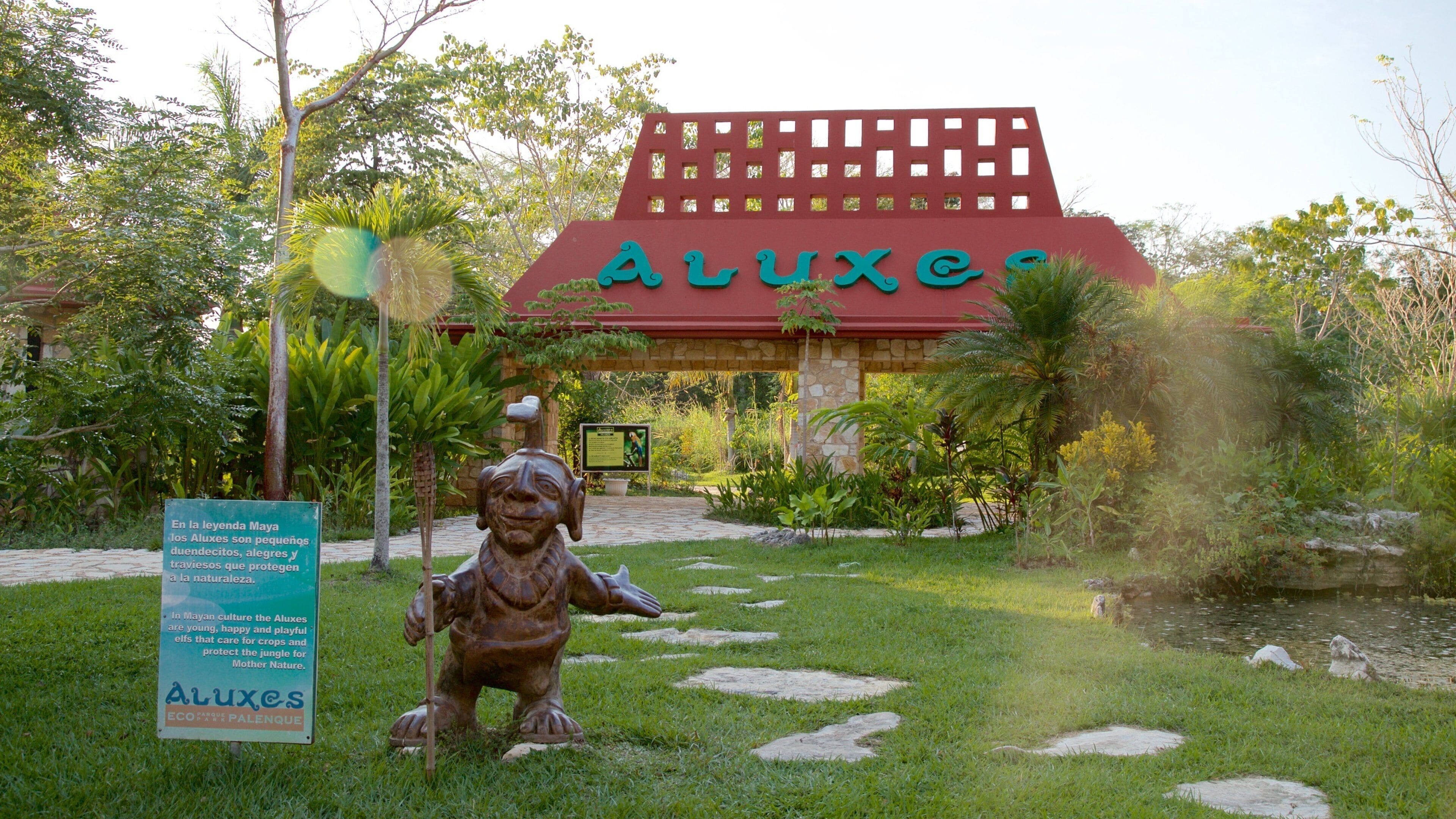 Parque ecológico de Aluxes ofreciendo un jardín, señalización y animales del zoo