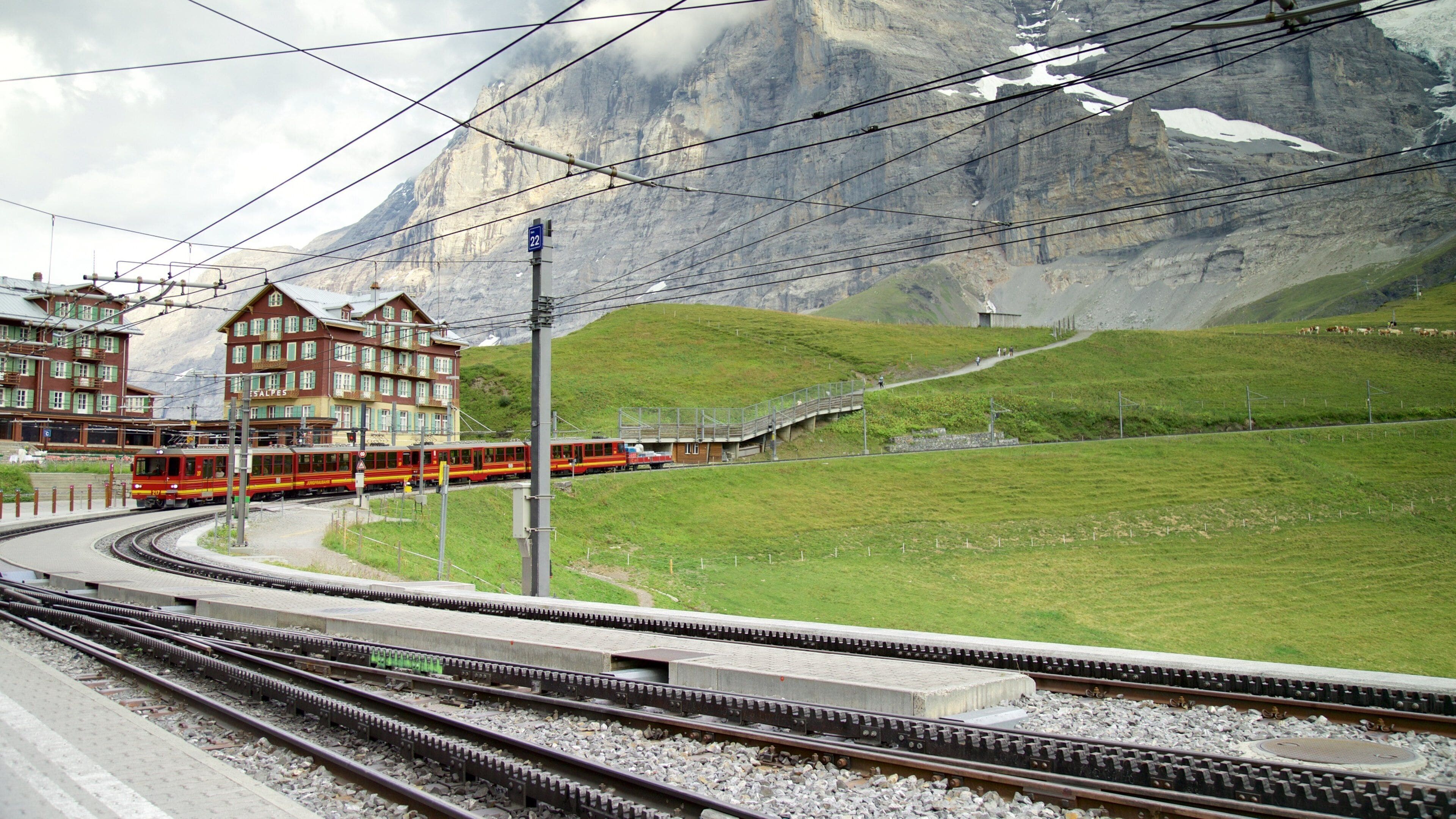 Kleine Scheidegg which includes mountains and railway items
