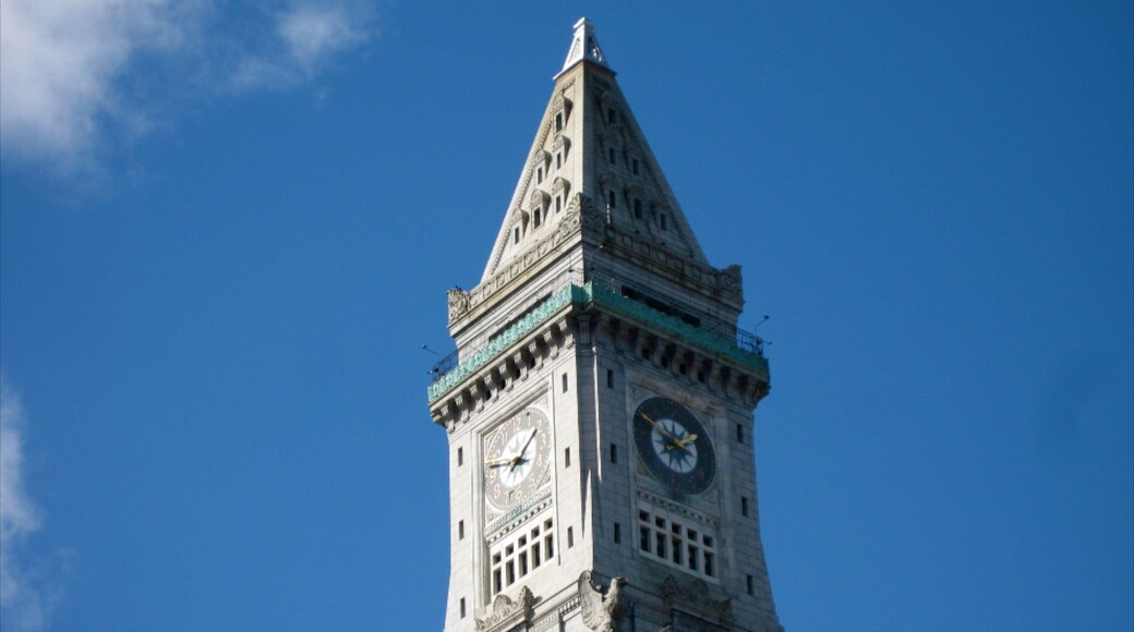 Custom House Maritime Museum which includes heritage architecture
