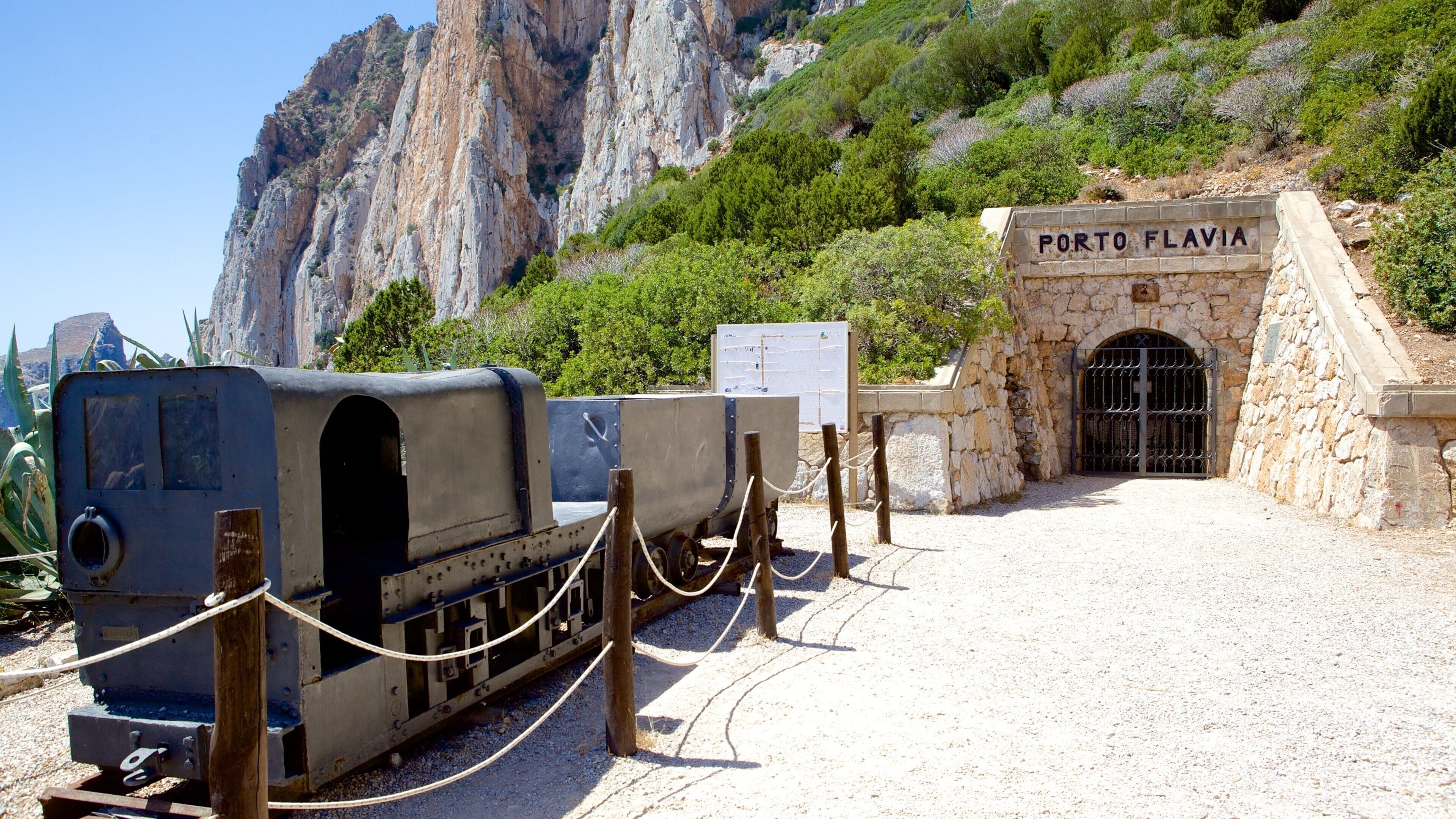 Porto Flavia fasiliteter samt historisk arkitektur