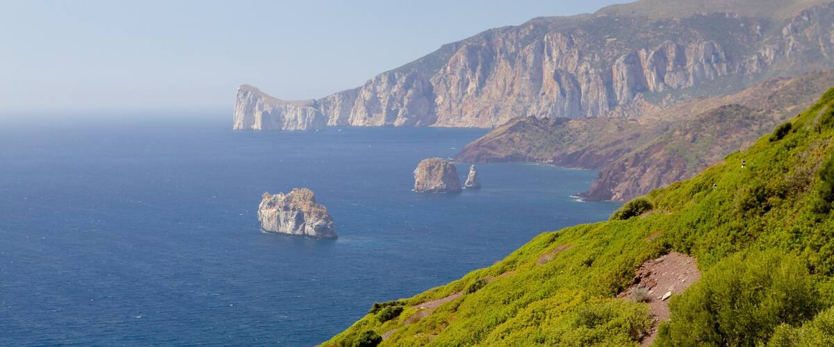 Porto Flavia que incluye costa rocosa