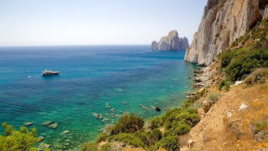 Port Flavia mettant en vedette cÎte escarpée