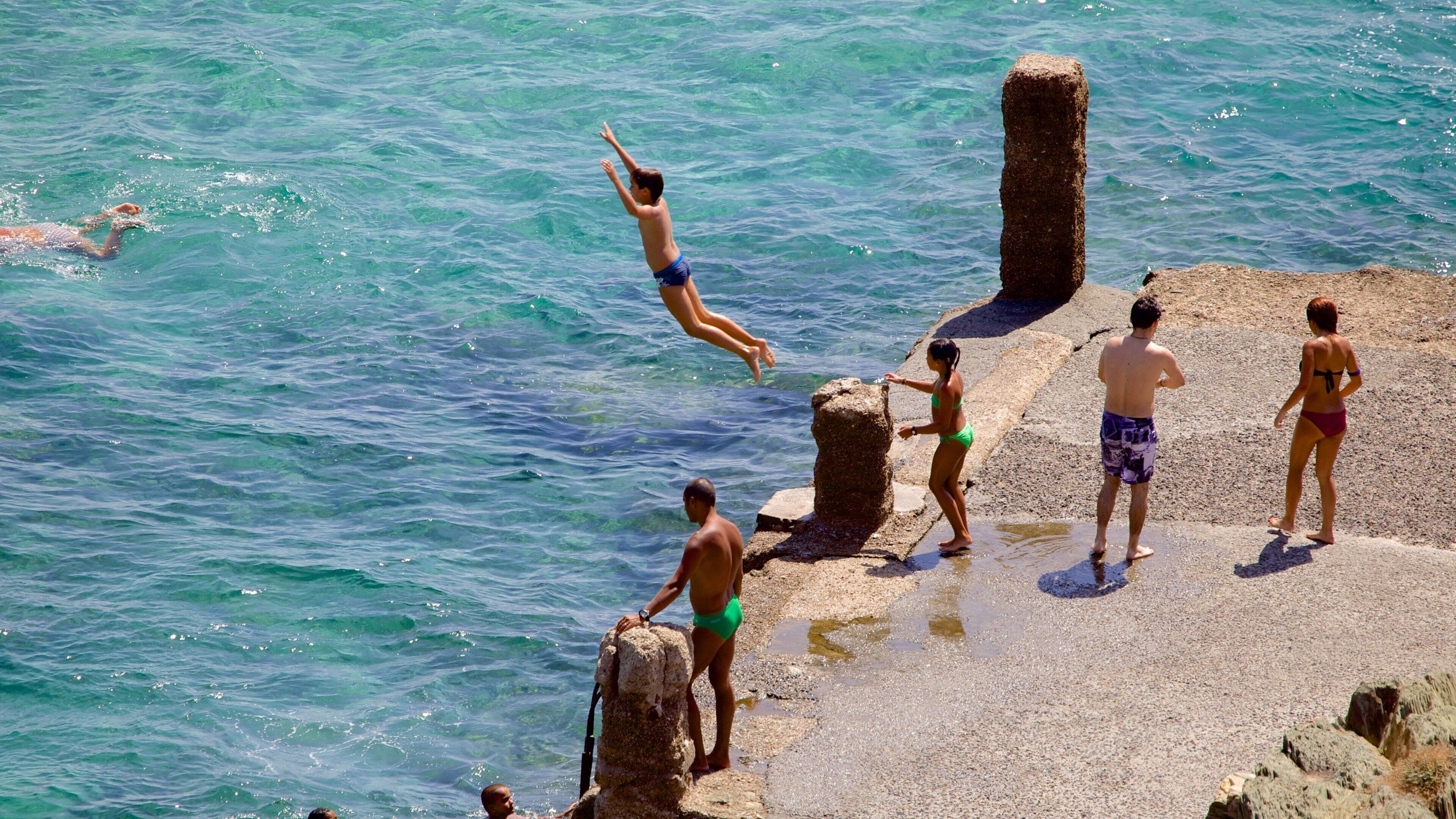 ポルト フラビア 表示 スイミング 及び 少数の人々