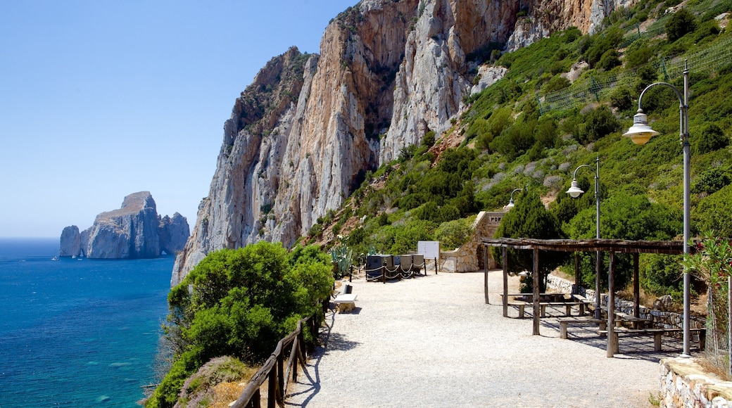Porto Flavia som inkluderer klippelandskap