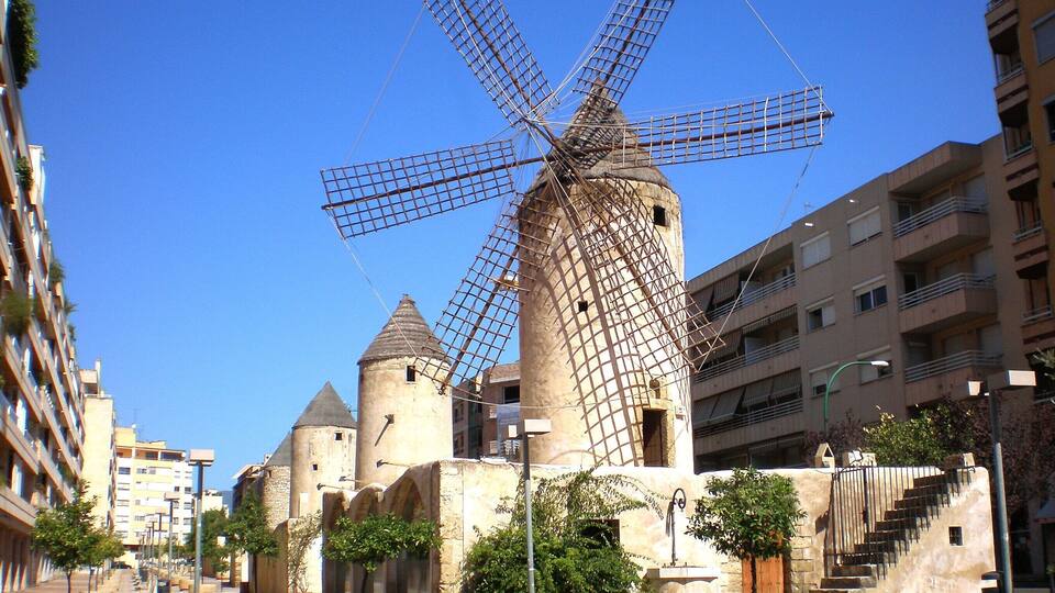 Palma de Mallorca - Antiguos molinos de viento en el centro de la ciudad
