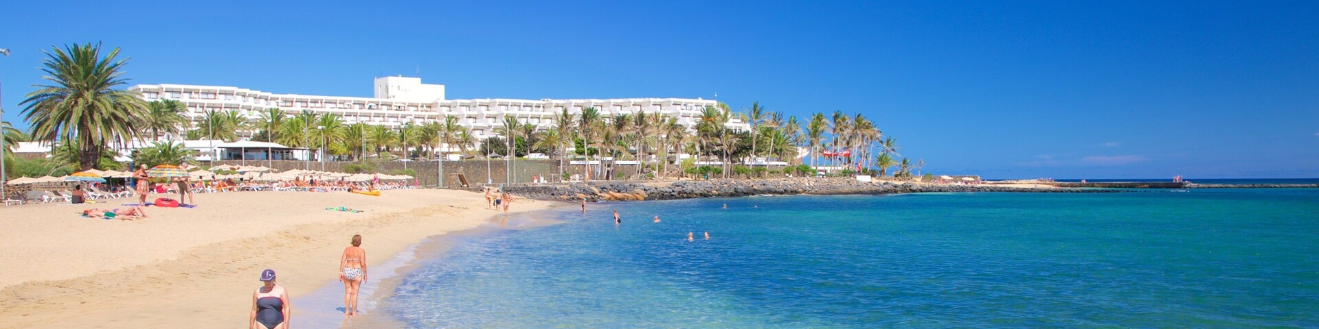 Playa de las Cucharas mit einem Strand und allgemeine Küstenansicht