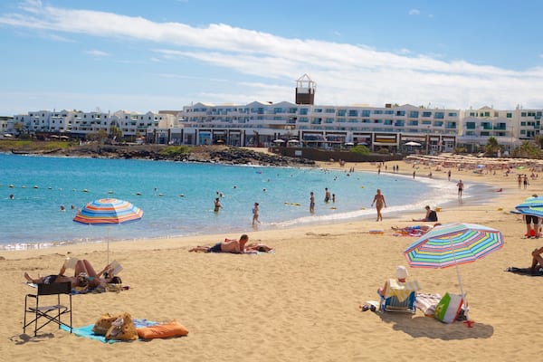 Plage de Las Cucharas montrant plage, baignade et vues littorales