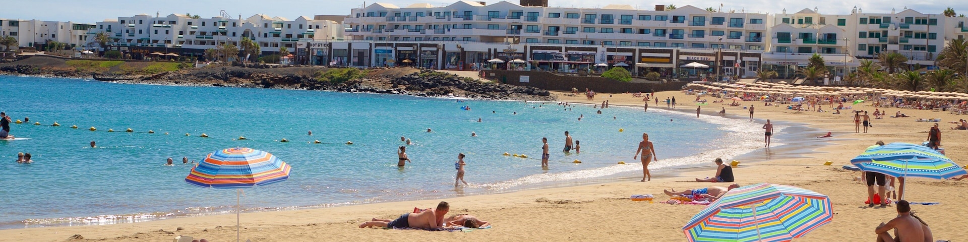 Praia Las Cucharas caracterizando paisagens litorâneas, natação e uma cidade litorânea