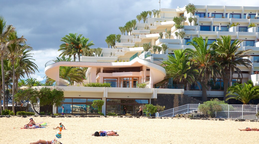 Las Cucharas Beach which includes a coastal town, a hotel and a sandy beach