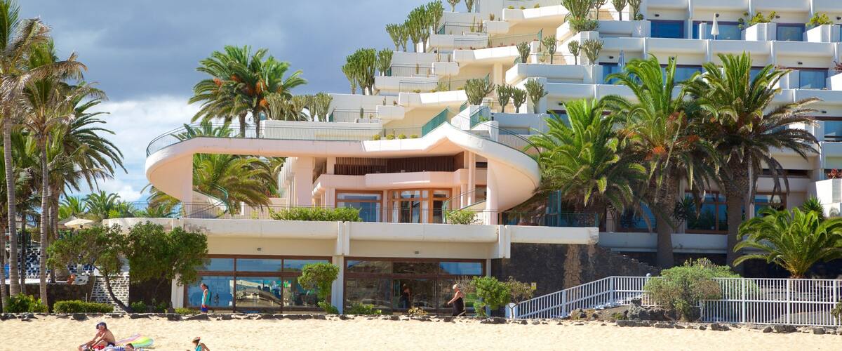 Playa de las Cucharas welches beinhaltet Küstenort, Strand und Hotel