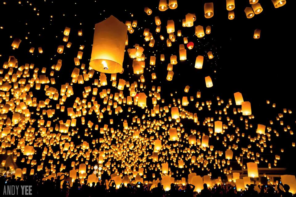 Un ciel nocturne illuminé par de nombreuses lanternes scintillantes.