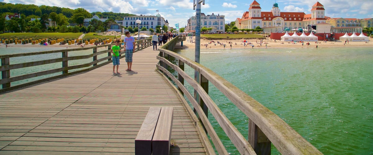 Jetée de Binz mettant en vedette ville cÎtiÚre et vues littorales aussi bien que couple