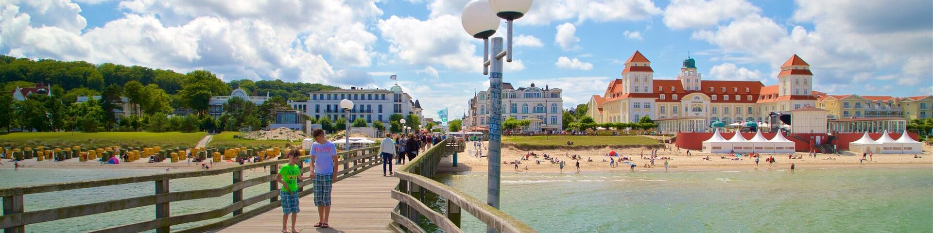 Seebrücke Binz mit einem allgemeine Küstenansicht und Küstenort sowie Paar