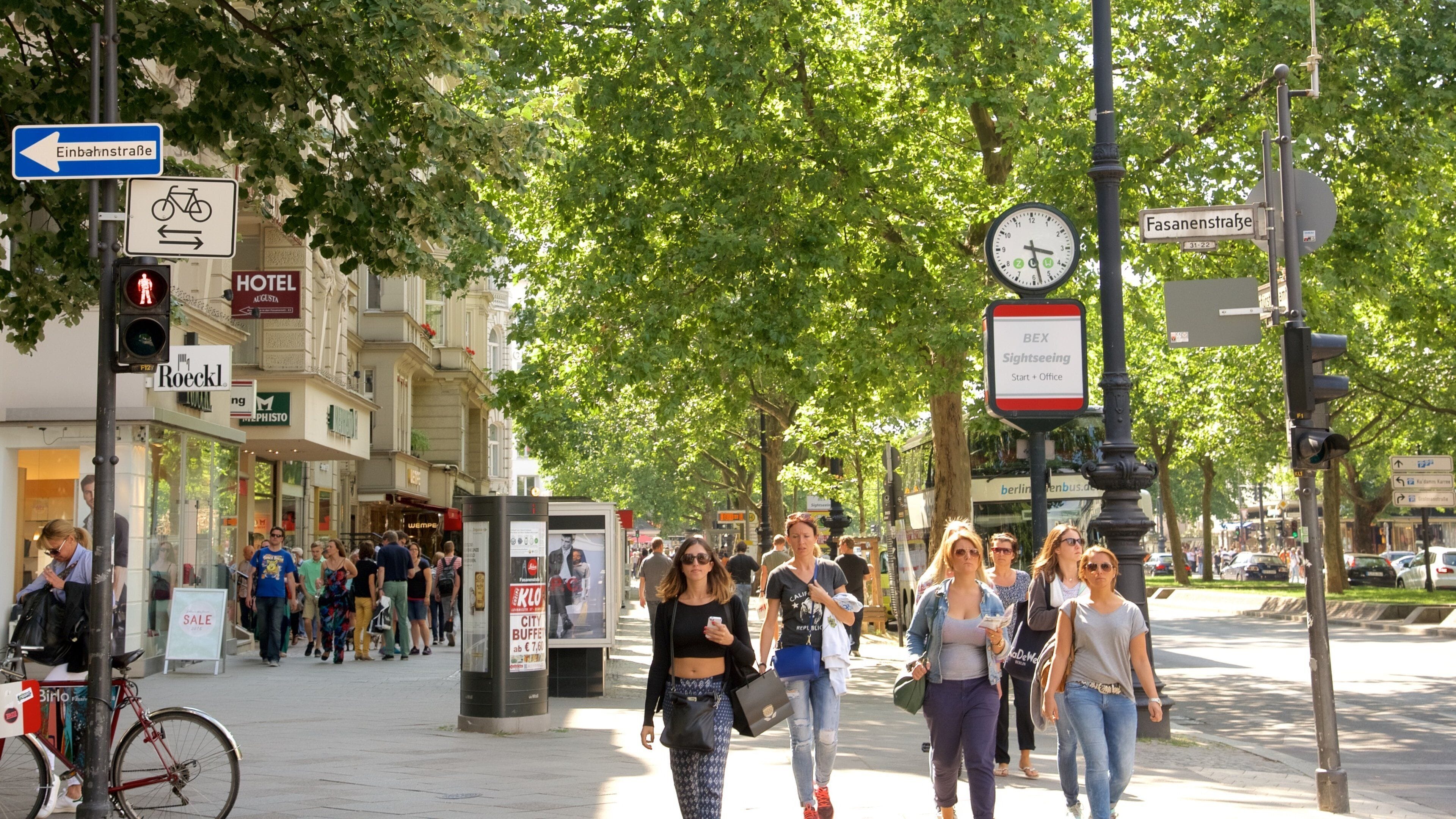 Kurfürstendamm som viser gatescener