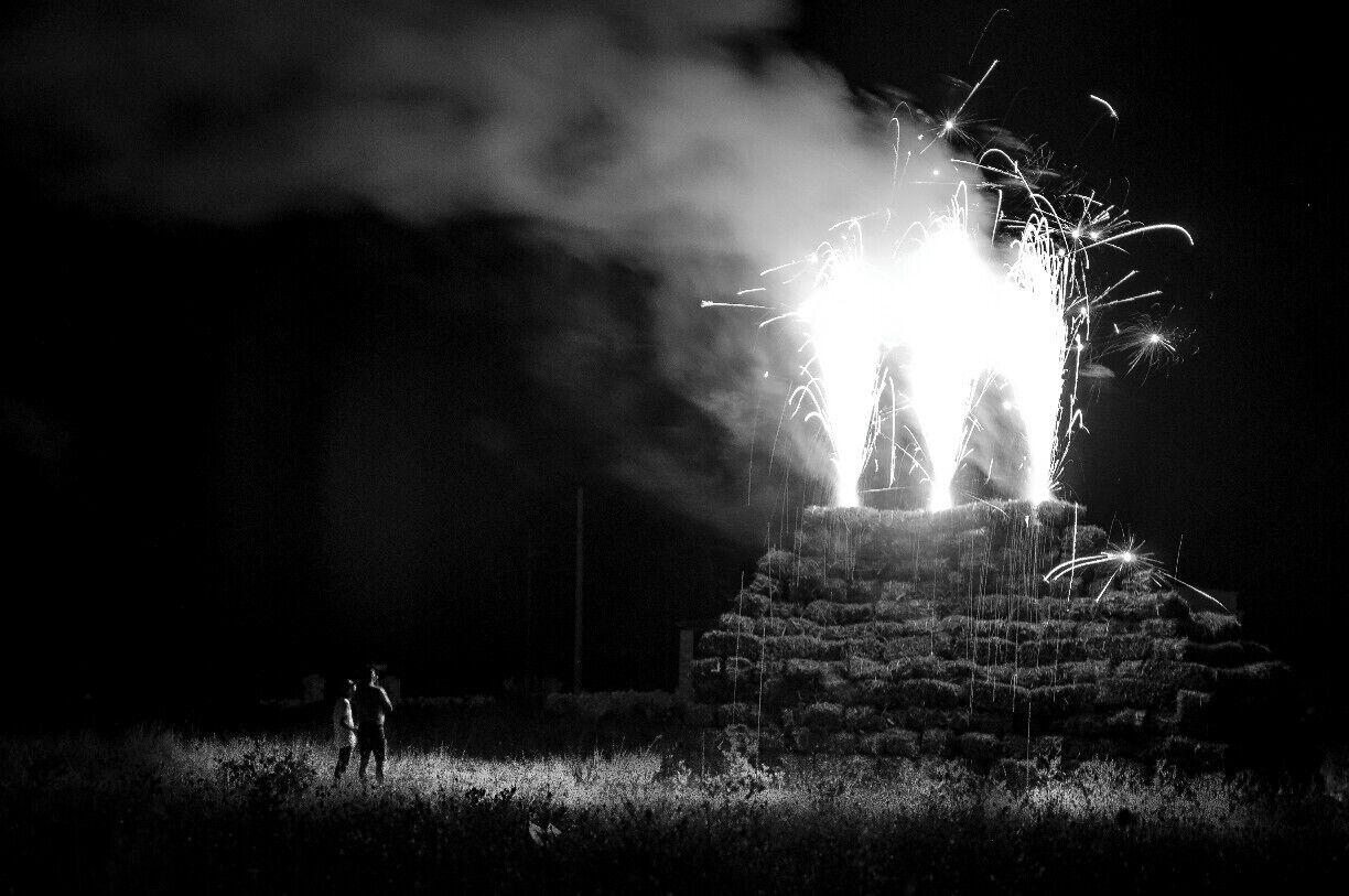 The word focara (Fòcara) is a dialect term of Salento, and other southern dialects, which indicates a bonfire of wood to burn. Currently the term is used to denote the particular traditional rite in use in almost all municipalities of Salento to create piles of fagots at the crossroads of the city and set him on fire on the eve of the liturgical feast of St. Anthony Abbot. Around this blazing pyre are used to hold back, to spend the evening, the families who built it. Where did this tradition has its origin is not certain: probably from ancient pagan rituals.