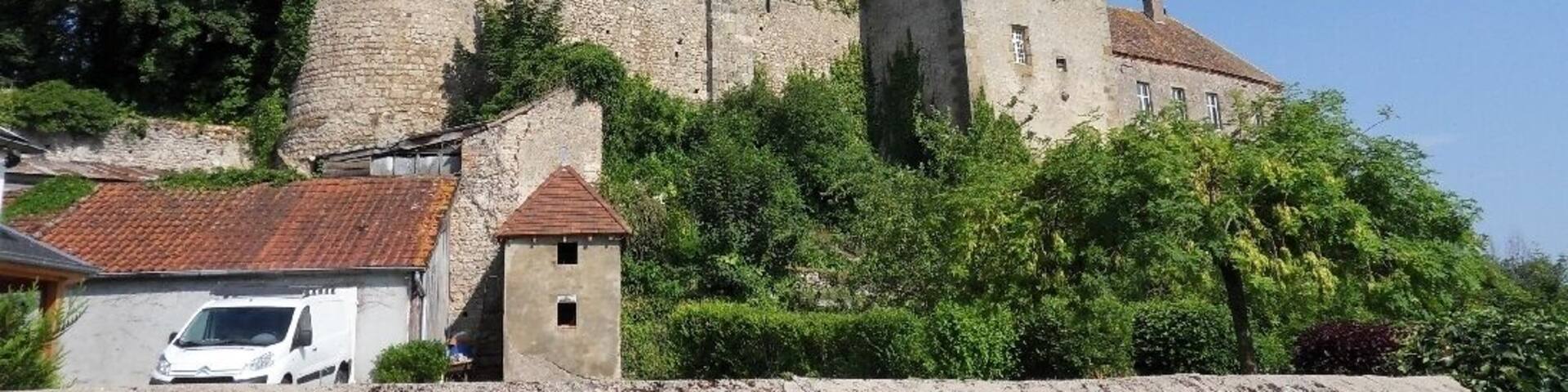 This building is indexed in the Base Mérimée, a database of architectural heritage maintained by the French Ministry of Culture, under the reference PA00093057 .