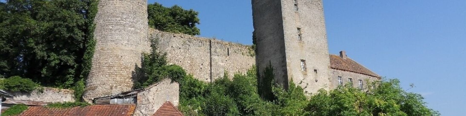This building is indexed in the Base Mérimée, a database of architectural heritage maintained by the French Ministry of Culture, under the reference PA00093057 .