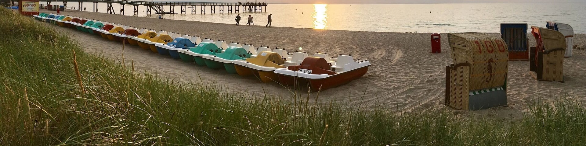 Tretboote im Abendlicht
