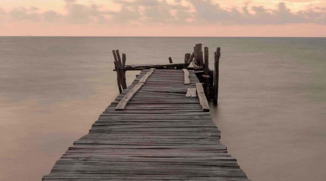 Most people and resorts are in Saracen Bay. You can take a walk to the other side of the island to Lazy Beach. It is a small resort with a private beach and a fantastic place to spend a afternoon. Offcourse you can also sleep there in one of the beach front bungalows. The pier is a nice one to shoot pictures of!