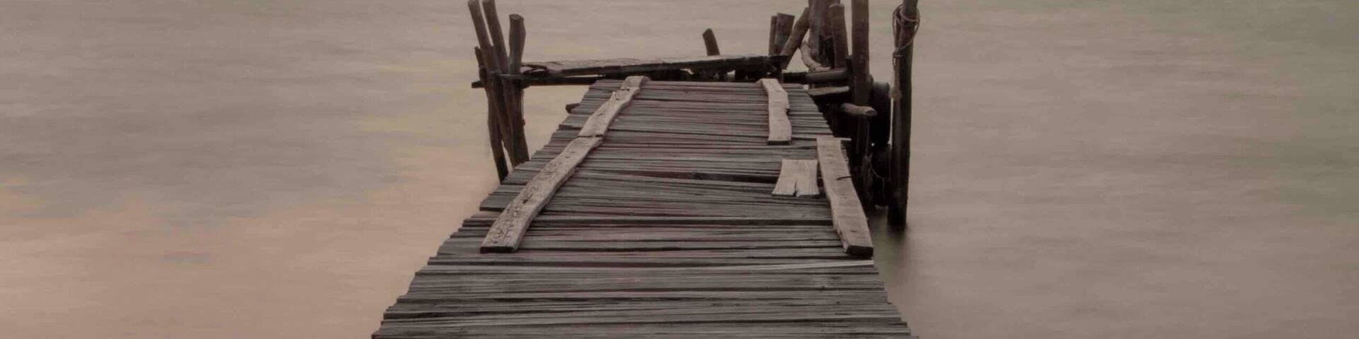 Most people and resorts are in Saracen Bay. You can take a walk to the other side of the island to Lazy Beach. It is a small resort with a private beach and a fantastic place to spend a afternoon. Offcourse you can also sleep there in one of the beach front bungalows. The pier is a nice one to shoot pictures of!