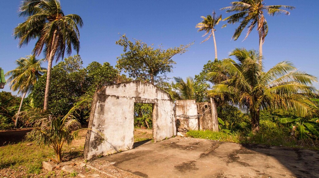 I like exploring #abandoned buildings, but was a little surprised to find that the #lighthouse on Koh Rong Sanloem, #Cambodia 🇰🇭 isn’t really abandoned. The only resident is one old soldier, charging people a dollar to climb the tower. The view is worth a dollar, though.
#LifeAtExpedia