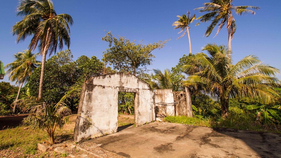 I like exploring #abandoned buildings, but was a little surprised to find that the #lighthouse on Koh Rong Sanloem, #Cambodia 🇰🇭 isn’t really abandoned. The only resident is one old soldier, charging people a dollar to climb the tower. The view is worth a dollar, though.
#LifeAtExpedia