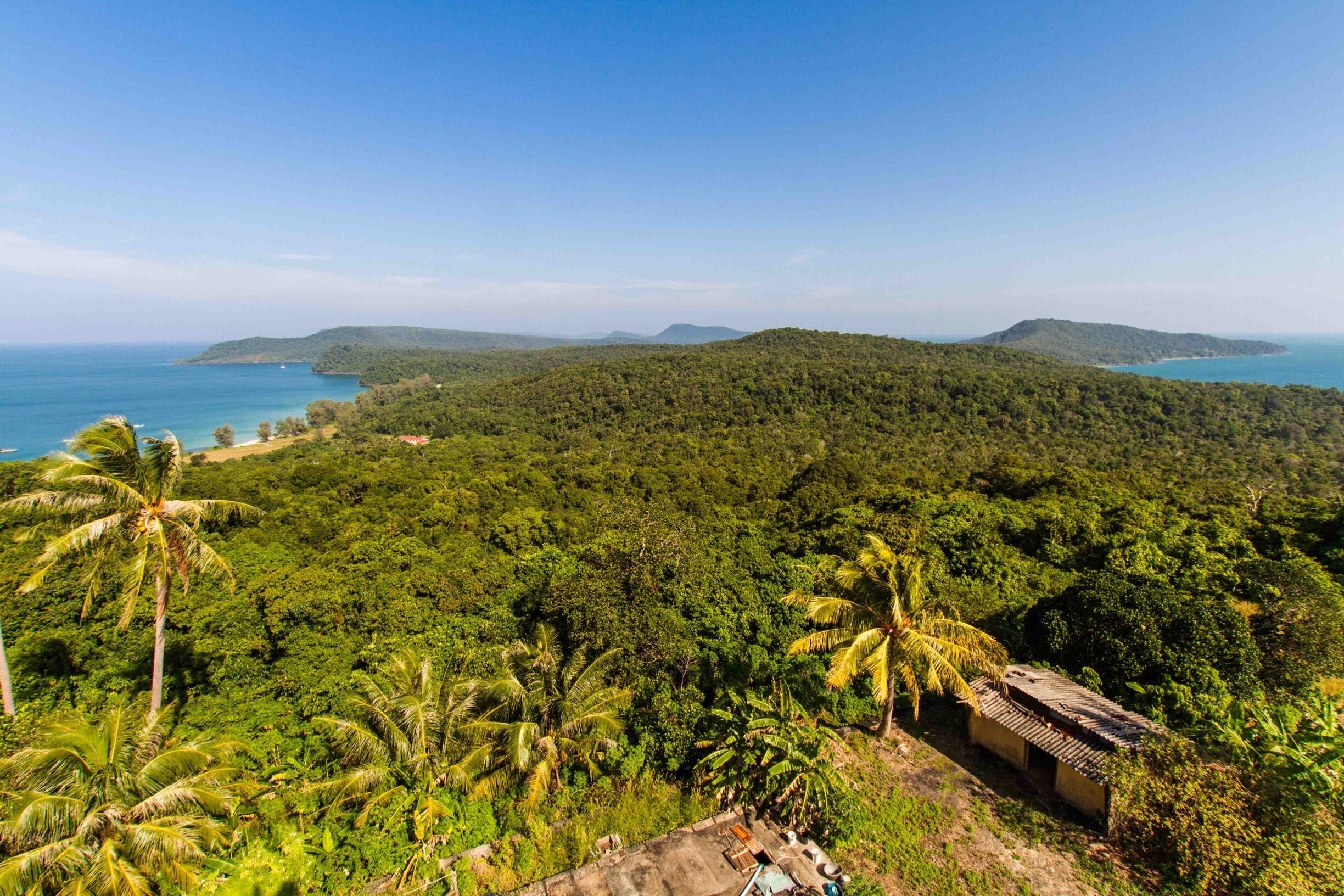 The #lighthouse on Koh Rong Sanloem, #Cambodia 🇰🇭 takes quite a walk to get to, but it’s worth it if you love #abandoned places and great views!
#LifeAtExpedia