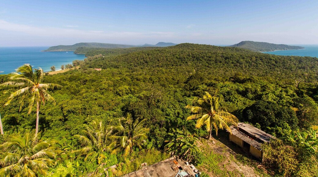 The #lighthouse on Koh Rong Sanloem, #Cambodia 🇰🇭 takes quite a walk to get to, but it’s worth it if you love #abandoned places and great views!
#LifeAtExpedia
