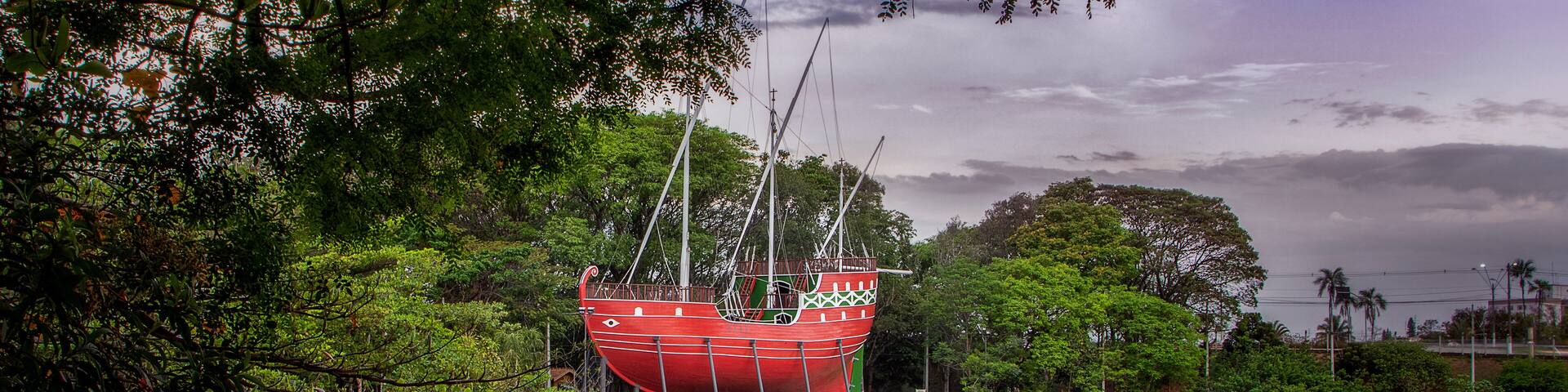Parque Portugal e a Lagoa do Taquaral com a Caravela - Campinas, SP, Brazil